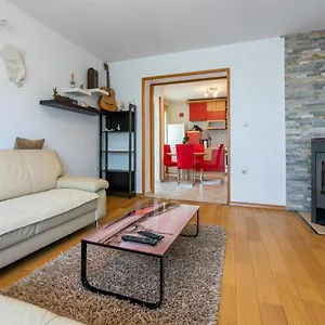  Apartment Kira